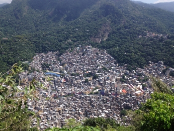 Una veduta di Rocinha, la più grande e popolosa favela dell'intera America Latina.