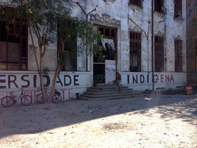 La Universidade Indigena dopo il primo tentativo di demolizione.
